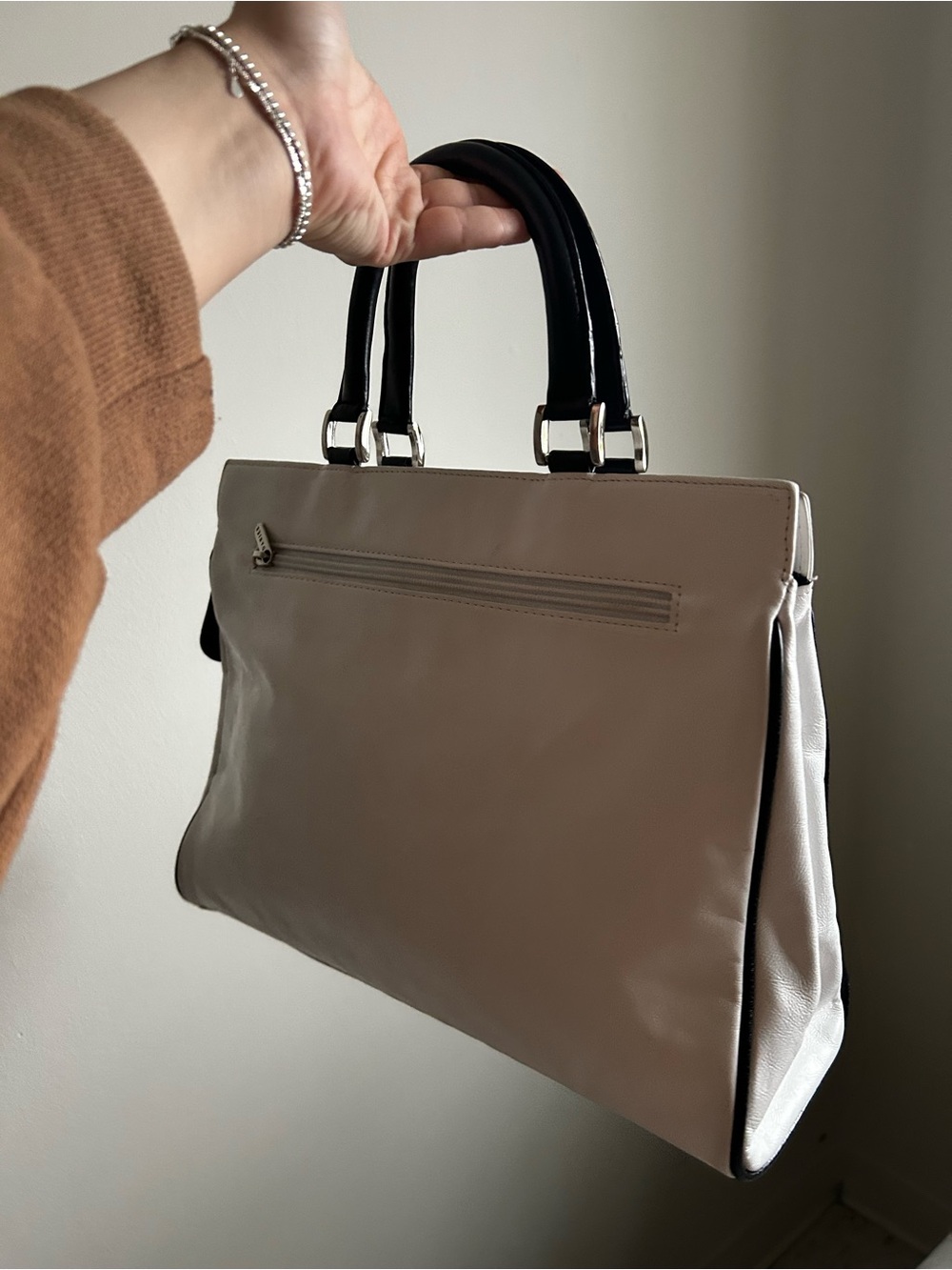 Danier Classic Two-Tone White and Black Top-Handle Leather Bag - Picture 2 of 6